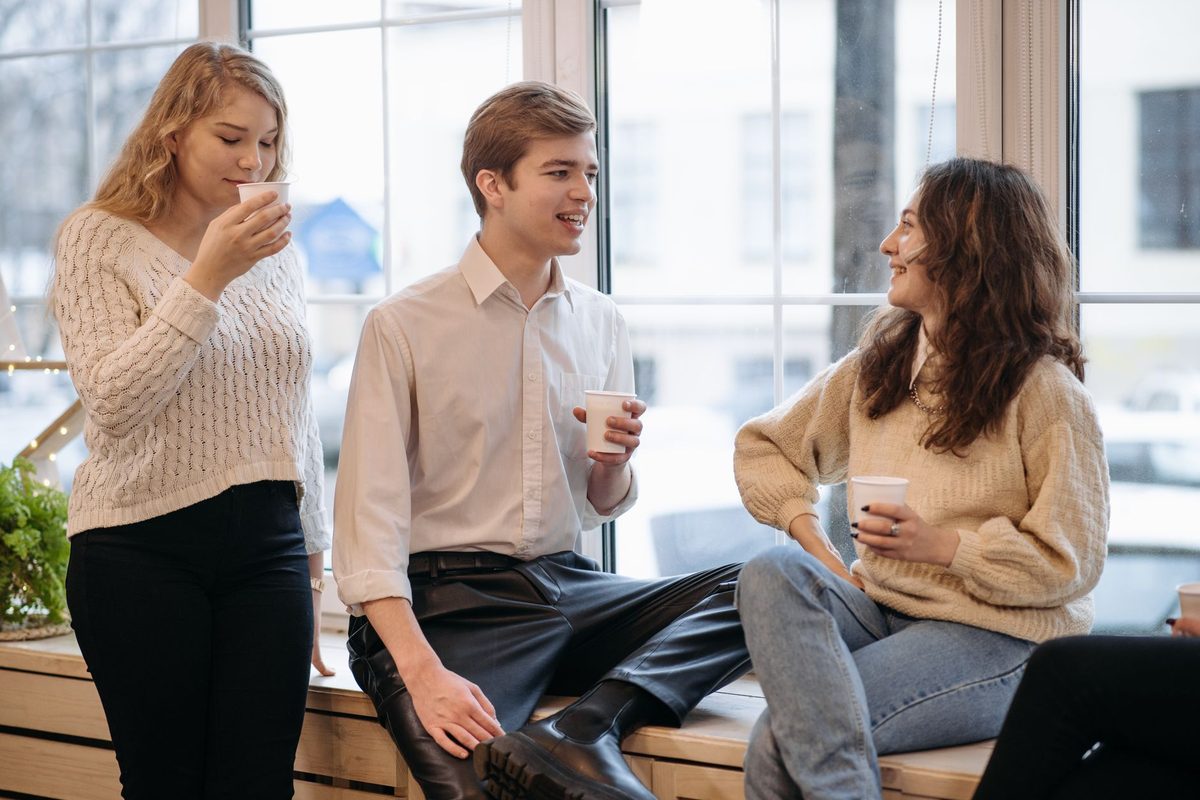 Un moment de partage après le culte